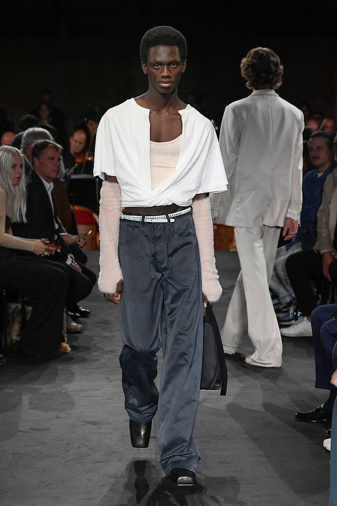 사진 : 프랑스 패션 브랜드, MM6 메종 마르지엘라 MM6 Maison Margiela SS23 Look, '2023 봄-여름 패션쇼' 밀란 패션위크 ⓒMM6 - Maison Margiela