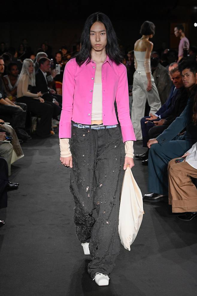 사진 : 프랑스 패션 브랜드, MM6 메종 마르지엘라 MM6 Maison Margiela SS23 Look, '2023 봄-여름 패션쇼' 밀란 패션위크 ⓒMM6 - Maison Margiela