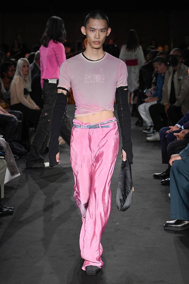 사진 : 프랑스 패션 브랜드, MM6 메종 마르지엘라 MM6 Maison Margiela SS23 Look, '2023 봄-여름 패션쇼' 밀란 패션위크 ⓒMM6 - Maison Margiela