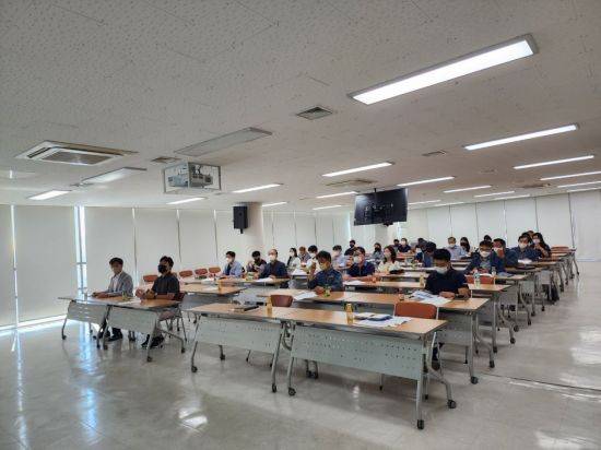‘2022년 항만연관산업 특화지원사업’에 선정된 28개 기업 관계자가 설명회를 듣고 있다.