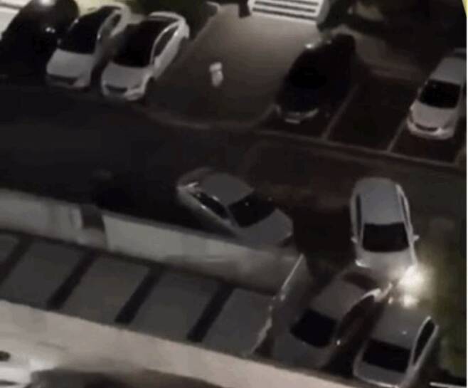 지난 21일 밤 김해의 한 아파트 단지에서 80대 운전자가 주차 도중 차량 7대를 들이받는 사고를 냈다. /유튜브 JPTV