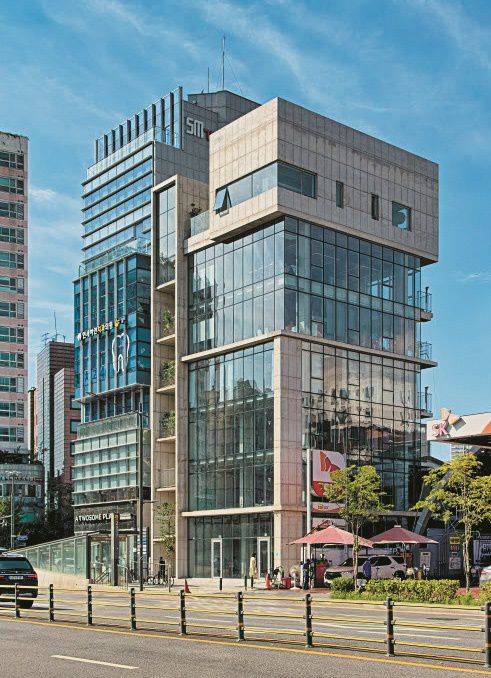 지하철 9호선 삼전역 초역세권에 들어선 양지빌딩. 리모델링을 통해 건물 외관을 노출 콘크리트로 마감해 멀리서도 눈에 확 띈다. /AT쿠움파트너스