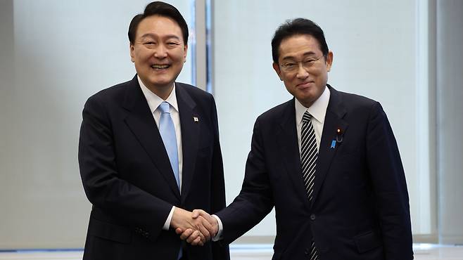 윤석열 대통령과 기시다 후미오 일본 총리가 21일(현지시간) 미국 뉴욕의 한 컨퍼런스 빌딩에서 열린 약식회담에 앞서 기념 촬영을 하고 있다. 2022.9.23/ 대통령실