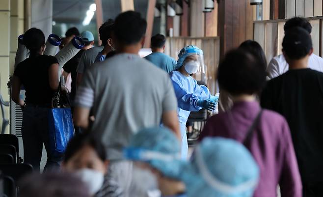 지난 19일 오전 서울 송파구보건소에 마련된 코로나19 선별진료소에서 시민들이 검사를 받기 위해 순서를 기다리고 있다. /뉴스1