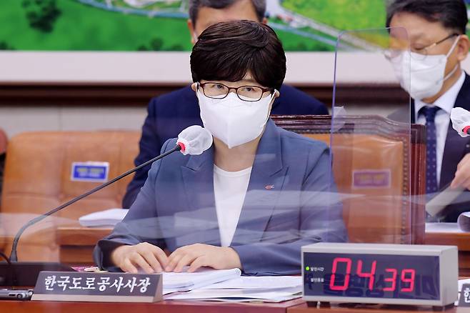 김진숙 한국도로공사 사장이 2021년 국회 국정감사에서 의원들의 질의에 답하고 있다. /뉴스1