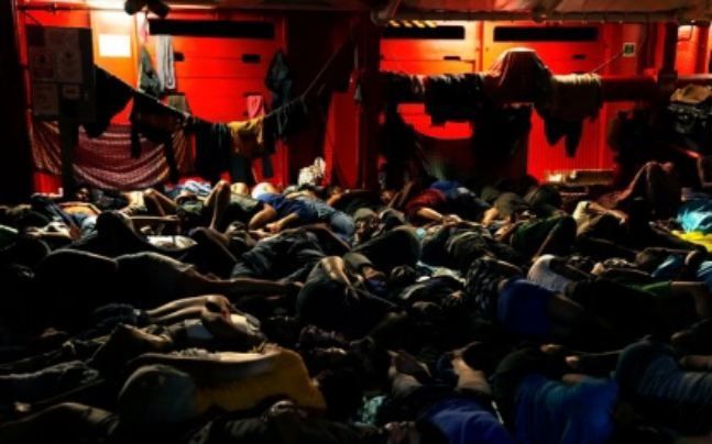 지중해 구조선 오픈 암스에 의해 지난 20일 구조돼 배의 갑판 위에서 자고 있는 중동 아프리카 출신 난민들. 시리아 정부는 시리아근해에서 전복한 난민선에서 34명이 사망하고 20여명이 구조되었다고 22일 발표했다.ⓒAP/뉴시스