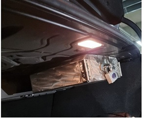 세금 체납자가 숨긴 현금과 골드바 등이 발견된 차량 트렁크 속 개인금고. 국세청은 이 체납자로부터 총 13억 원 상당의 재산을 압류했다. 국세청 제공