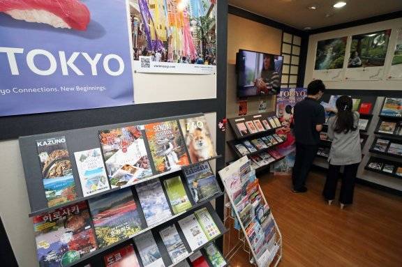 일본 정부가 10월 11일부터 외국인 무비자 입국 및 자유여행 허용 방침을 밝힌 가운데, 22일 서울 중구 일본정부관광국에 일본 관련 여행 책자가 비치돼 있다.  뉴시스