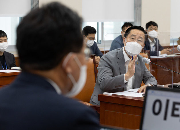 이태규 국회 교육위원회 국민의힘 간사가 23일 오전 서울 여의도 국회에서 열린 교육위원회 전체회의에서 ‘2022년도 국정감사 증인 등 출석요구의 건’이 상정되자 유기홍 위원장에게 항의하고 있다. 사진공동취재단