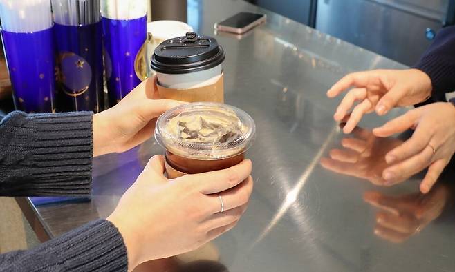 지난 13일 국회 환경노동위원회 이주환 의원(국민의힘)이 환경부에서 받은 자료를 보면, 프랜차이즈 카페 14곳과 패스트푸드 업체 4곳에서 지난해 사용한 일회용컵이 10억2천389만1천여개에 달한 것으로 알려졌다. 이는 지난 2017~2019년 연평균 사용량(7억 8484만5000개)과 2020~2021년 연평균 사용량(9억 9556만9000여개)에 비해 증가한 수치다. 연합뉴스