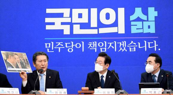 정청래 더불어민주당 최고위원(왼쪽)이 23일 국회에서 열린 최고위원회의에서 윤석열 대통령의 순방 외교 관련해 발언하고 있다. 공동취재사진