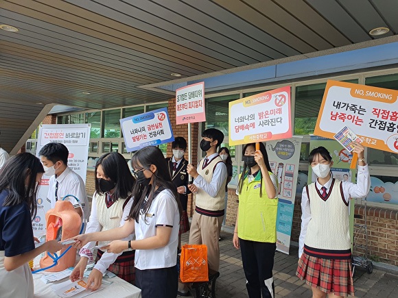 기흥구 서천중학교 학생들이 금연 캠페인을 하고 있다. [사진=용인특례시청]