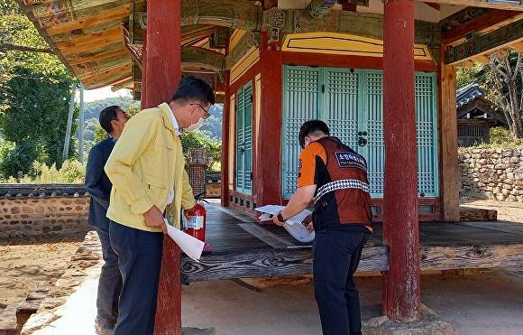 전라북도 순창군에서 중앙정부와 지자체,민관이 합동으로 목조문화재의 안전점검을 하고있다.[사진=순창군청]