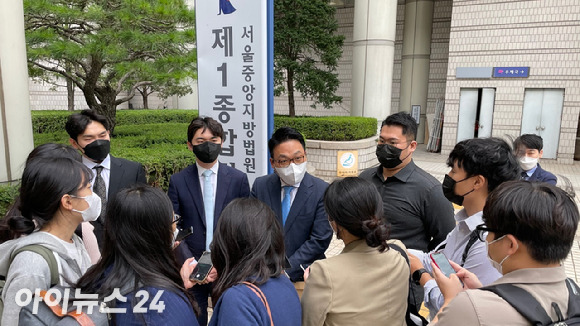 '우마무스메' 이용자 대표와 변호인이 취재진의 질문에 답하고 있다.