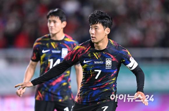 23일 오후 경기 고양시 고양종합운동장에서 하나은행 초청 축구 국가대표팀 평가전 대한민국과 코스타리카의 경기가 열렸다. 한국 손흥민이 프리킥 골을 넣은 후 기뻐하고 있다. [사진=김성진 기자]
