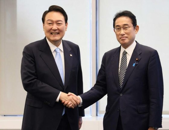 22일 일본 내각부가 언론에 제공한 한일 정상회담 현장 사진. 한국 대통령실이 배포한 사진과는 달리 기시다 후미오 총리의 표정이 굳어 있다. 사진 일본 내각부