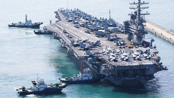 미국 해군의 핵추진 항공모함 로널드 레이건함(CVN 76)이 23일 오전 9시 부산 남구 해군작전사령부 부산작전기지에 입항하고 있다. 이 항모는 길이 333m, 폭 77m, 높이 63m 규모다. 송봉근 기자