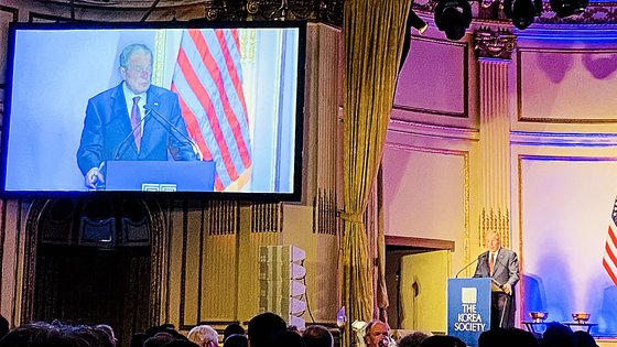 조지 W. 부시 전 미국 대통령이 22일(현지시간) 미국 뉴욕 맨해튼의 플라자호텔에서 열린 제65회 연례 만찬에 참석해 한미 관계의 중요성에 대해 연설하고 있다. 연합뉴스