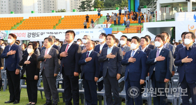 ▲ 제30회 강원도민생활체육대회 개회식이 23일 오후 삼척종합운동장에서 18개 시군 선수단과 시민 등 4500여명이 참석한 가운데 열렸다.