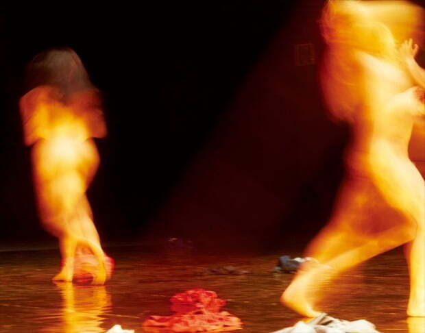 제25회 시댄스 개막작 아트프로젝트보라의 ‘유령들’에서 무용수들이 나체로 춤을 추고 있다.  /목진우 제공
