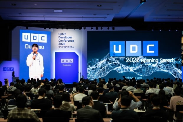 송치형 두나무 회장이 22일  ‘UDC 2022’ 개막식에서 화상으로 강연하고 있다.     두나무 제공