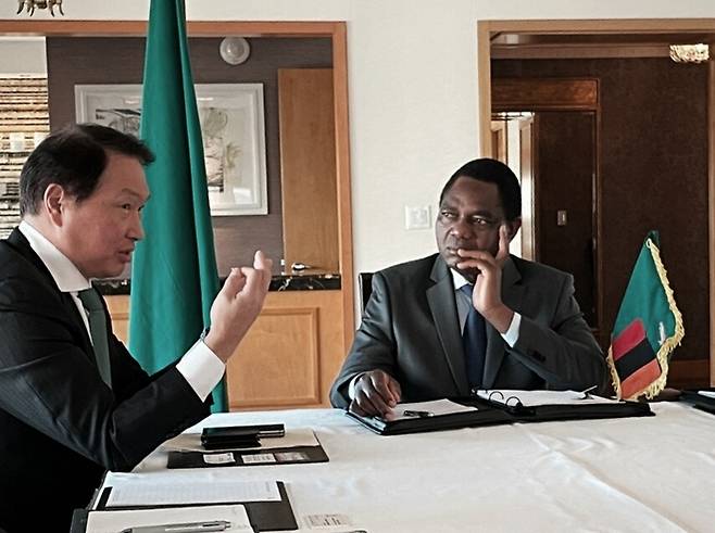 최태원 SK그룹 회장이 지난 20일 미국 뉴욕에서 하카인데 히칠레마 잠비아 대통령과 만나 사업협력 방안을 논의하고 있다. SK그룹 제공