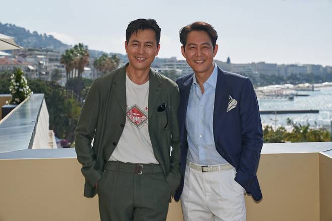 최근 젊은 여성들이 40대 이상의 남자 배우를 좋아하는 현상, 이른바 ‘아저씨 열풍’을 이끌고 있는 배우 정우성·이정재. 청춘스타의 대명사였던 두 사람은 영화 <헌트> 개봉 후 각별한 우정이 새삼스레 재조명되면서 ‘청담 부부’라는 애칭으로도 사랑받고 있다. 메가박스중앙(주)플러스엠 제공