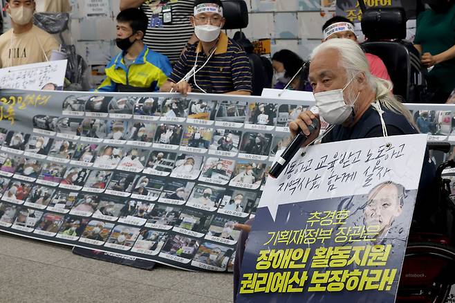 8월30일 오전 서울 용산구 삼각지역에서 전국장애인차별철폐연대 박경석 대표가 삭발투쟁 100일차 맞이 기자회견을 하고 있다. 연합뉴스