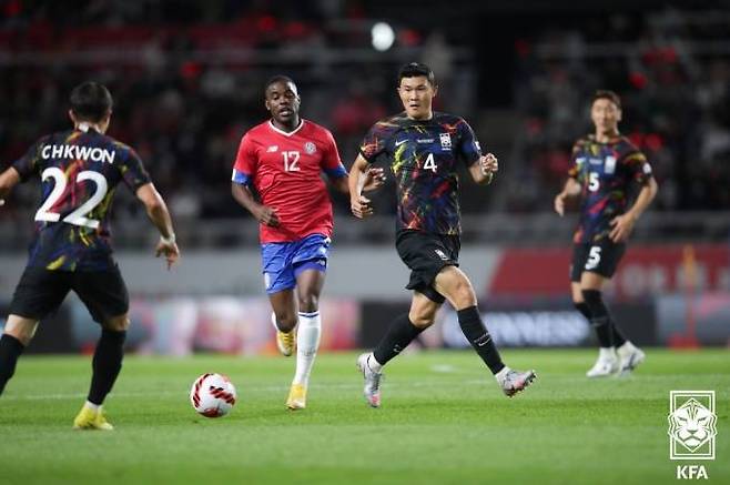 패스하는 김민재(가운데).   대한축구협회(KFA)