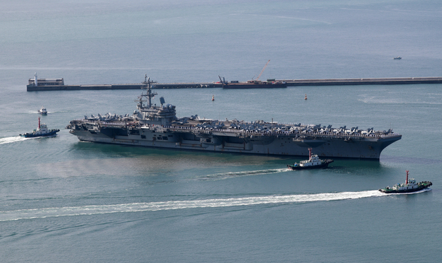 미 해군 항공모함 로널드 레이건호가 23일 오전 부산에 입항하고 있다. 연합뉴스
