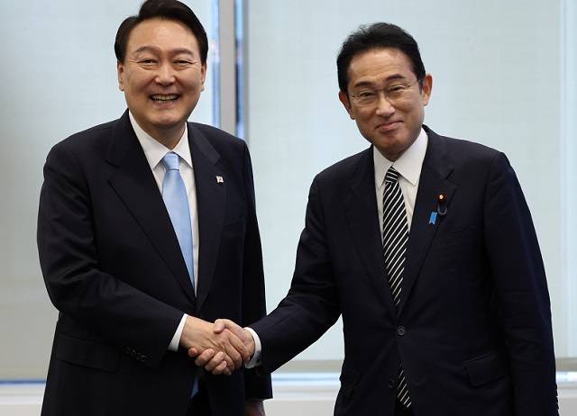 윤석열 대통령과 기시다 후미오 일본 총리가 지난 21일(현지시간) 미국 뉴욕 한 컨퍼런스 빌딩에서 한일 정상 약식회담에 앞서 인사하고 있다. 연합뉴스