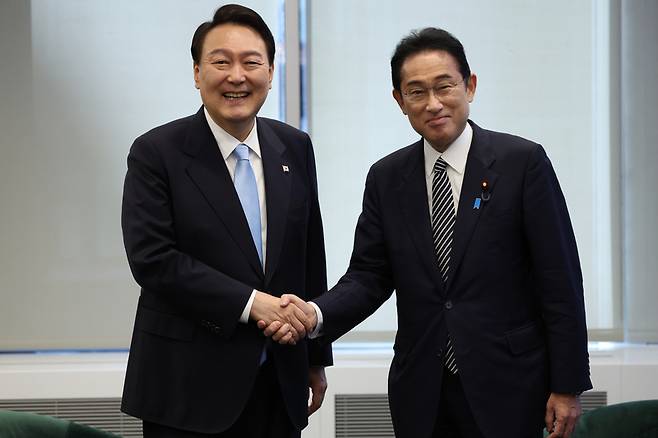 석열 대통령과 기시다 후미오 일본 총리가 21일(현지시간) 미국 뉴욕 한 컨퍼런스 빌딩에서 한일 정상 약식회담에 앞서 인사하고 있다. / 사진 = 연합뉴스
