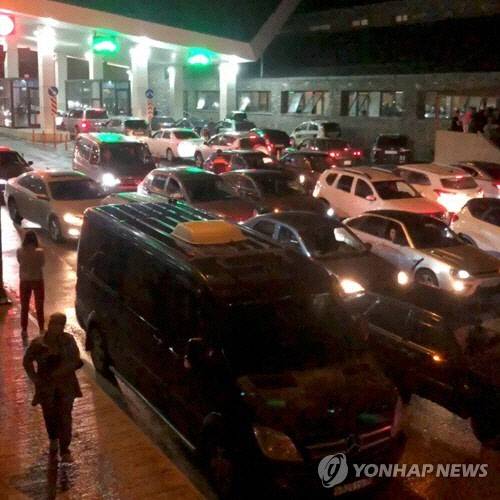 조지아행 육로 국경에 몰려든 러시아 차량들[사진 출처 = 로이터 연합뉴스]