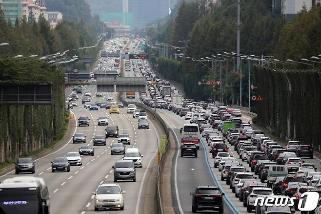 (서울=뉴스1) 이승배 기자 = 추석 연휴 마지막 날인 12일 오후 서울 서초구 경부고속도로 잠원 IC 인근 상·하행선에 차량들이 오가고 있다.  한국도로공사에 따르면 귀경길 정체는 이날 오후 3시에서 4시쯤 가장 심해졌다가 저녁 9~10시 해소될 전망이라고 밝혔다. 2022.9.12/뉴스1  Copyright (C) 뉴스1. All rights reserved. 무단 전재 및 재배포 금지.