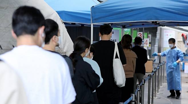 국내 신종 코로나바이러스 감염증(코로나19) 신규 확진자가 23일 0시부터 오후 6시까지 전국에서 2만3685명 발생한 것으로 잠정 집계됐다. 사진은 지난 22일 서울 용산구보건소 코로나19 선별진료소를 찾은 시민들이 검사를 받기 위해 기다리는 모습. /사진=뉴스1