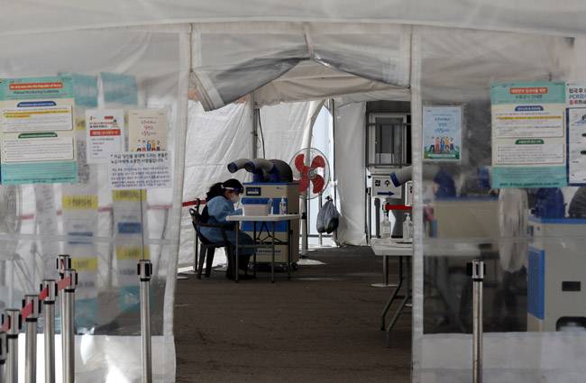 코로나19 신규확진자의 감소세가 이어진 23일 오후 서울 중구 서울역 임시선별검사소에서 의료진이 코로나19 검사자를 기다리고 있다. 뉴시스