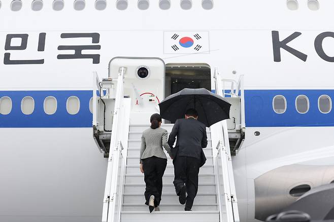 윤석열 대통령과 김건희 여사가 3박 4일간의 미국 방문을 마치고 22일(현지시간) 미국 뉴욕 JFK공항에서 캐나다로 향하는 공군 1호기에 올라 환송객들을 향해 인사하고 있다. [연합]