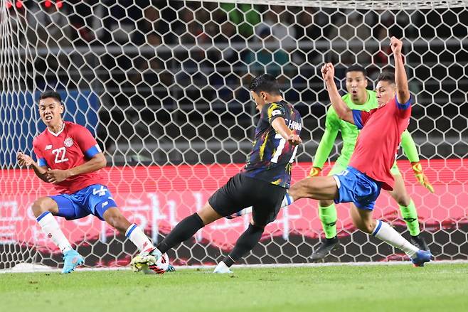 지난 23일 고양종합운동장에서 열린 한국 대 코스타리카 축구대표팀 평가전에서 황희찬이 선제골을 넣고 있다. [연합]