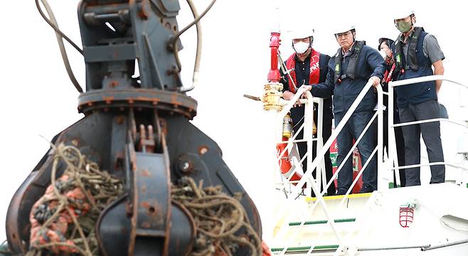 23일 오전 화성시 전곡항 일대에서 김동연 경기도지사가 경기청정호에 승선해 해양 침적폐기물 수거 및 해양쓰레기 수거·운반 현장을 살펴보고 있다. (사진=경기도 제공) *재판매 및 DB 금지