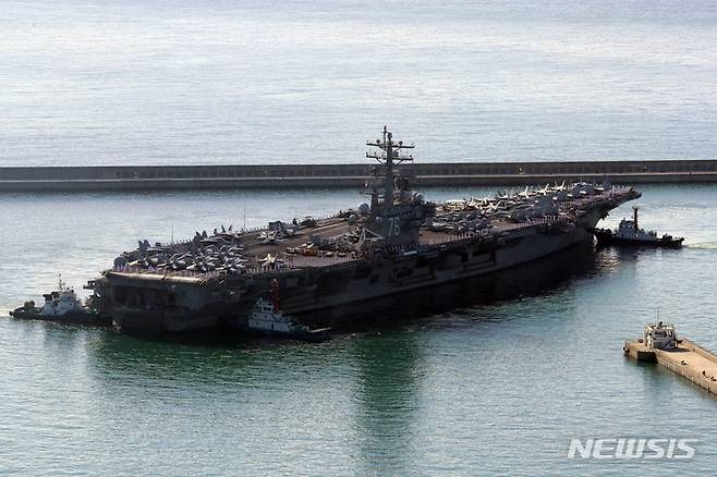 [부산=뉴시스] 하경민 기자 = 미국 해군의 핵추진 항공모함 '로널드 레이건함'(CVN-76)이 23일 오전 부산 남구 해군작전사령부 부산작전기지에 입항하고 있다. 이 항모는 길이 333m, 폭 77m, 높이 63m 규모이며, 승조원 5500~6000명이다. '떠다니는 군사기지'로 불리는 이 항모는 전투기 FA-18(슈퍼호넷), F-35C 전투기 등 80여 대의 항공기를 탑재하고 있다. 2022.09.23. yulnetphoto@newsis.com