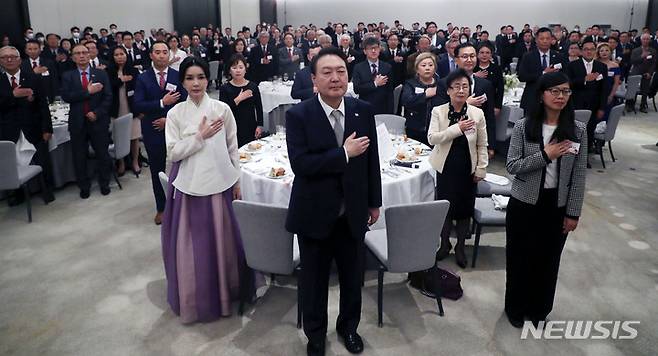 [토론토=뉴시스] 홍효식 기자 = 윤석열 대통령과 부인 김건희 여사가 22일(현지시간) 토론토 한 호텔에서 열린 동포 초청 간담회에서 국기에 대한 경례를 하고 있다. 2022.09.23. yesphoto@newsis.com