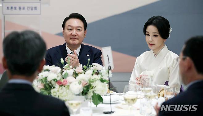 [토론토=뉴시스] 홍효식 기자 = 윤석열 대통령과 부인 김건희 여사가 22일(현지시간) 토론토 한 호텔에서 열린 동포 초청 간담회에서 김정희 토론토 한인회장의 환영사를 경청한 후 박수치고 있다. 2022.09.23. yesphoto@newsis.com