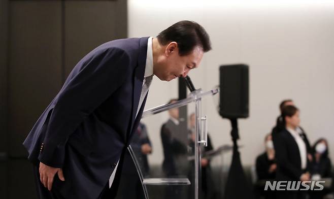 [토론토=뉴시스] 홍효식 기자 = 윤석열 대통령이 22일(현지시간) 토론토 한 호텔에서 열린 동포 만찬 간담회에서 격려말을 마친 후 인사하고 있다. 2022.09.23. yesphoto@newsis.com