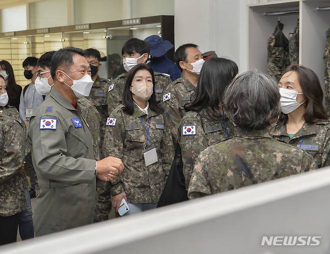 [대구=뉴시스] 김정화 기자 = 대한민국 장병 급식·피복 모니터링단은 23일 공군 제11전투비행단을 방문해 달라진 군 복지 현장을 직접 체험했다. (사진 = 공군 제11전투비행단 제공) 2022,09.23. photo@newsis.com