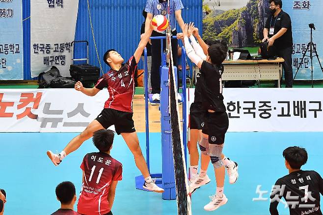 15일 충북 단양국민센터에서 '제33회 CBS배 전국남녀중고배구대회' 개막 경기인 속초고 대 수성고의 경기가 열리고 있다. 올해로 33회째를 맞는 '한국 배구의 산실이자 요람' CBS배는 남고부 14개, 남중부 20개, 여고부 6개, 여중부 17개 등 총 57개 팀이 출전해 21일까지 뜨거운 경쟁을 펼친다. 류영주 기자