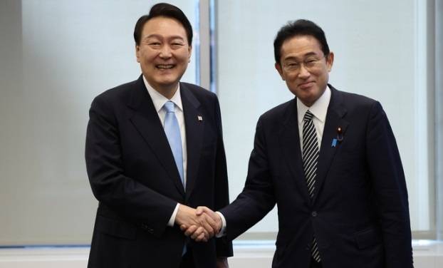 윤석열 대통령(왼쪽)이 지난 21일(현지시간) 미국 뉴욕의 유엔총회장 인근의 한 콘퍼런스 빌딩에서 기시다 후미오 일본 총리와 만나 악수하고 있다. 뉴욕=뉴시스