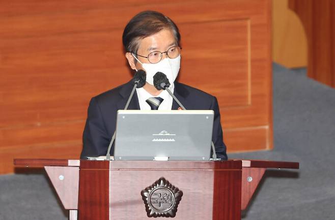 이정식 고용노동부 장관이 지난 22일 오후 서울 여의도 국회에서 열린 본회의 교육·사회·문화 분야 대정부 질문에서 최승재 국민의힘 의원 질문에 답변하고 있다. 뉴스1