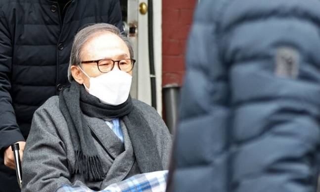 2021년 2월 10일 서울동부구치소 수감 도중 기저질환 치료를 위해 50여 일 간 서울 종로구 서울대학교병원에서 치료를 받은 이명박 전 대통령이 퇴원하는 모습. 연합뉴스