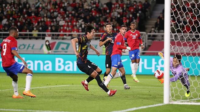 한국축구대표팀이 23일 경기도 고양종합운동장에서 열린 코스타리카와 평가전에서 후반 18분 역전골을 내주고 있다. 고양=뉴시스