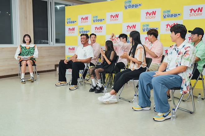 23일 오전 녹화 중계 형식으로 공개된 tvN STORY 예능 ‘이젠 날 따라와’ 제작발표회 현장에서 MC 이은형(왼쪽)과 출연자들이 이야기를 나누고 있다. 사진 tvN